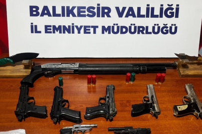 Balıkesir'de uyuşturucu baskını: Kendini halıya sakladı