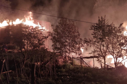 Sinop'ta çıkan yangın 3 evi ve 2 ambarı küle çevirdi