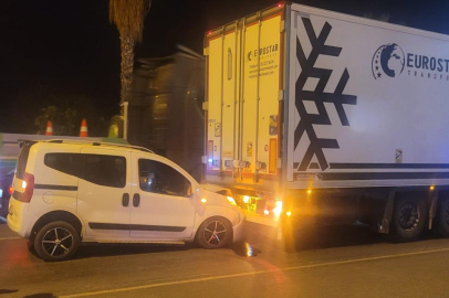 Antalya'da kırmızı ışıkta tıra çarpan sürücü kaçtı