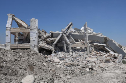Hatay'da 10 katlı binanın şiddetli yıkımı vatandaşlara depremi hatırlattı