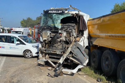 Kocaeli'de feci kaza: Servis otobüsü ve tır kafa kafaya çarpıştı