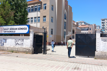 Diyarbakır'da bir kız öğrenci okulun önünde bıçaklandı