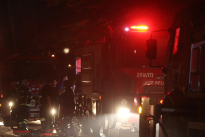 Kırklareli'de çatı yangını, yan binalara da sıçradı: Müdahale eden itfaiye eri yaralandı