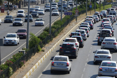 Kuzey Ege’deki tatil merkezlerinde trafikte uzun araç kuyrukları oluşuyor