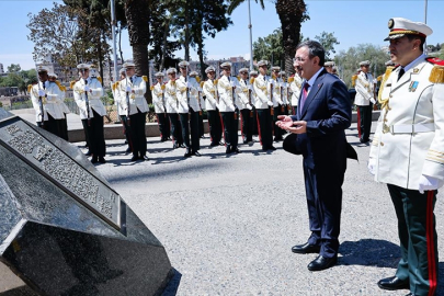 Cevdet Yılmaz, Cezayir Şehitler Anıtı'na çelenk bıraktı