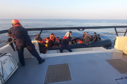 İzmir açıklarında Yunan adalarına gitmeye çalışan 22 göçmen yakalandı
