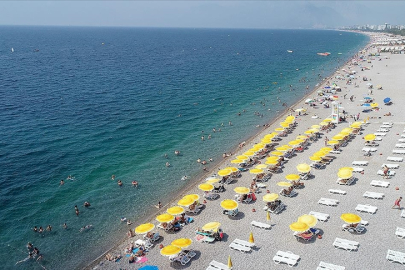 Antalya'da sıcak hava ve yüksek nem vatandaşı bunalttı