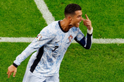 Portekiz'in Gürcistan'a mağlup olduğu maçta bir taraftar tribünden Ronaldo'nun üstüne atladı!