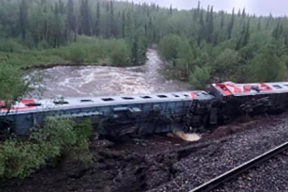Rusya'da yolcu treni raydan çıktı! 3 kişi hayatını kaybetti
