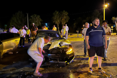Bursa'da iki otomobil kafa kafaya çarpıştı: Yaralılar var