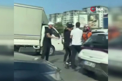 Bursa'da sürücülerin yol verme kavgası kamerada