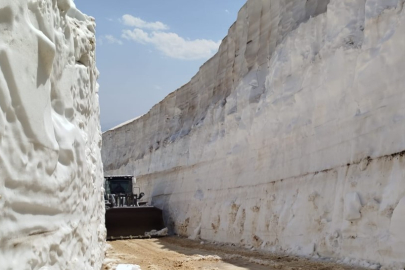 Hakkari’de 8 metrelik kar tünelleri görenleri hayrete düşürüyor