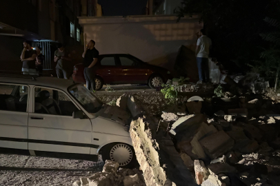 Kayseri'de bahçe duvarı çöktü: 3 araç hasar aldı
