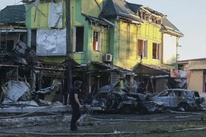 Rusya Ukrayna’ya saldırdı! Dnipro’da dokuz katlı apartman enkaza döndü