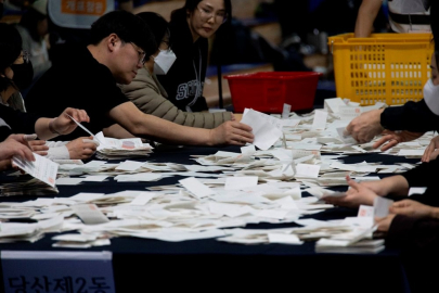 Güney Kore'de devlet başkanının azledilmesi için 810 bin imza toplandı