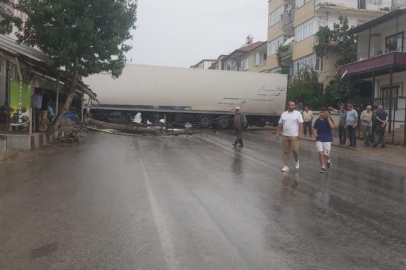 Bursa'da kayganlaşan yolda yan dönen tır, yolu kapattı