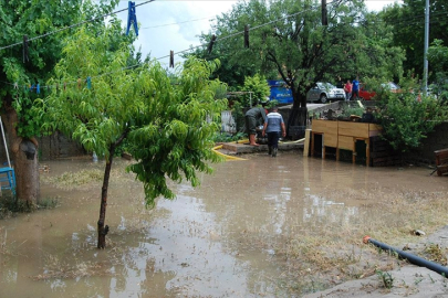 Çanakkale'yi sağanak vurdu: Su baskınlarına neden oldu