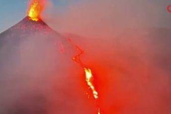 İtalya’daki Etna Yanardağı tekrar faaliyete geçti