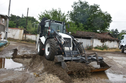 Çamur ve molozlardan kapanan yollar açıldı