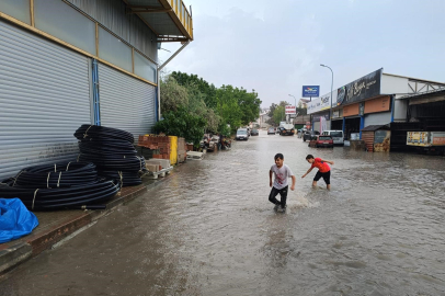 Çocuklar, aniden bastıran yağmurun keyfini çıkardı