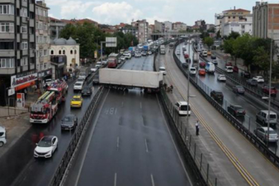 İstanbul'da bariyerlere çarpan tır, trafiğe engel oldu