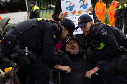 Hollanda'da yüzlerce çevreci gözaltına alındı