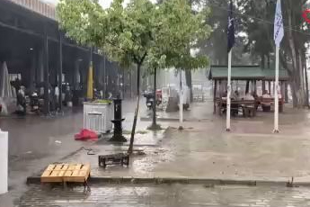 Kocaeli'de ani bastıran yağmur sokakları göle çevirdi!