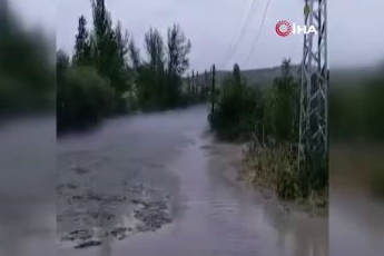 Sivas'ta yoğun yağış sonrası sokakları sel aldı!