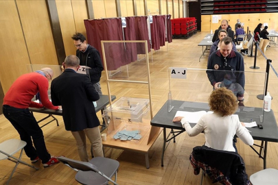 Fransa'da erken genel seçimlerin ikinci turunda oy kullanma işlemi başladı