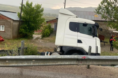 Savrulan tanker bariyerlere çarparak durabildi