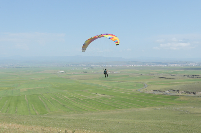 Kars'ın yamaç paraşütü pilotları şehre yeni bir soluk getiriyor