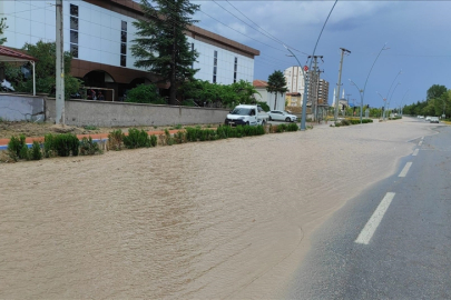 Niğde'de sağanak yağış hayatı felç etti