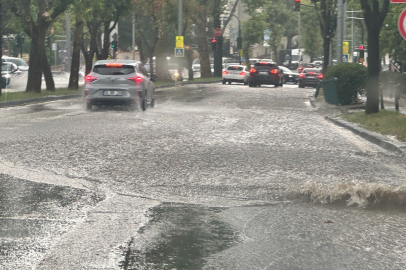 Sağanak yağış Bursa'da hayatı olumsuz etkiledi