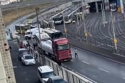 İstanbul'da hızlı giden yolcu otobüsü, park halindeki tıra çarptı