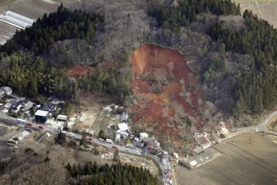Japonya'da şiddetli yağış sonrası meydana gelen toprak kaymasında 3 kişi kayboldu