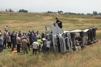 Muş'ta çimento aracı devrildi! 1 yaralı var