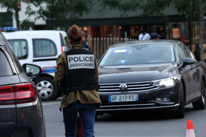 Paris’te bir araç kafeye daldı