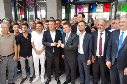 CHP Genel Başkanı Özgür Özel, Bursa'da Osmangazi Meydanı'nı gezdi