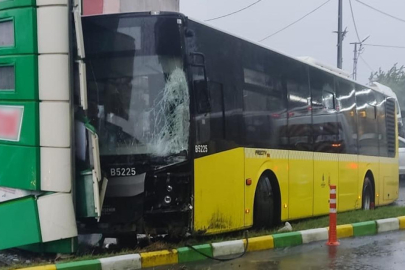 İETT otobüsü 3 araca çarptı: Yaralılar var