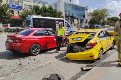 İstanbul'da seyir halindeki araç, park etmiş olan taksiye çarptı