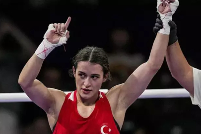 Milli boksör Esra Yıldız Kahraman çeyrek finale yükseldi