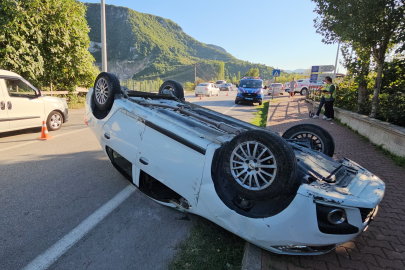 Kastamonu'da kaldırıma çarpan araç takla attı