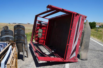 Kırıkkale'de sürücüsünün hakimiyetinden çıkan kamyonet devrildi: 8 yaralı