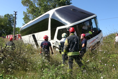 Kocaeli'de tur otobüsü devrildi! 43 kişi 1 saatte kurtarıldı