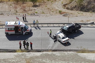 Denizli'de iki otomobil kafa kafaya çarpıştı: 1 ölü