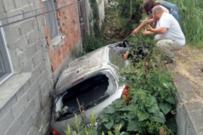 Samsun'da kontrolden çıkan araç evin bahçesine devrildi