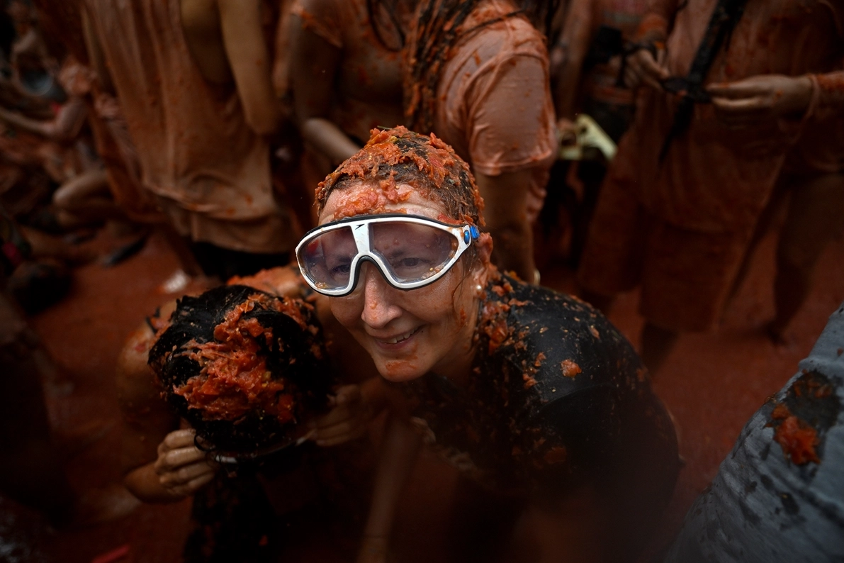 İspanya'nın La Tomatina festivalinde 120 ton domates kullanıldı