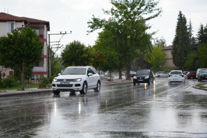 Edirne'de sağanak yağış hayatı olumsuz etkiledi