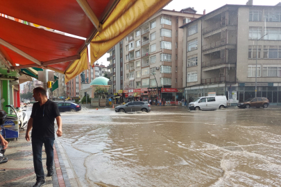 Isparta'da aniden bastıran yağmurda vatandaşların imdadına forklift yetişti