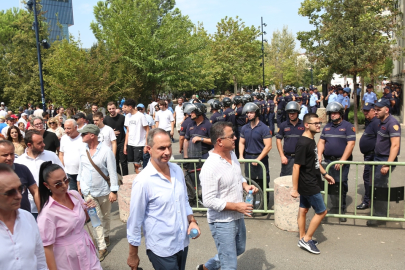 Arnavutluk'ta Belediye Başkanı Veliaj'ın istifasını isteyen protestocuların gösterileri devam ediyor